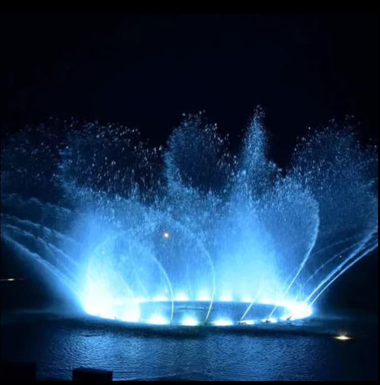 音乐喷泉-舞动的水柱与灯光交织在一起