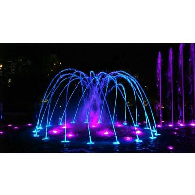 音乐喷泉-舞动的水柱与灯光交织在一起