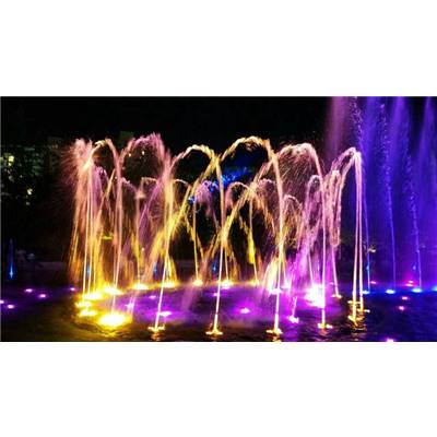 音乐喷泉-舞动的水柱与灯光交织在一起