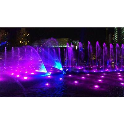 音乐喷泉-舞动的水柱与灯光交织在一起