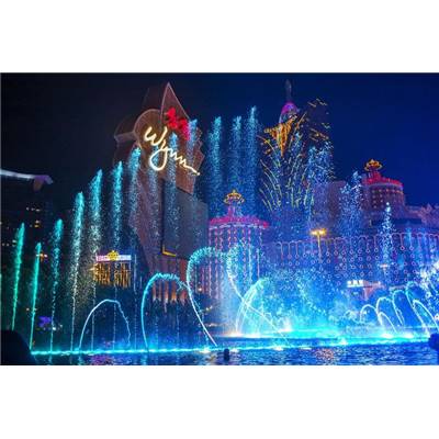 音乐喷泉-舞动的水柱与灯光交织在一起